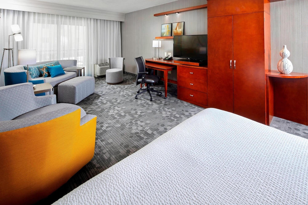 Courtyard By Marriott San Antonio Six Flags At The Rim 25/36