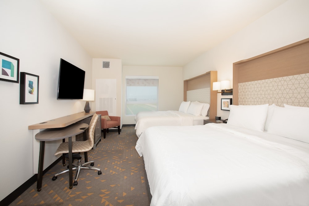 Holiday Inn Glendale - Stadium & Ent Dist 15/77
