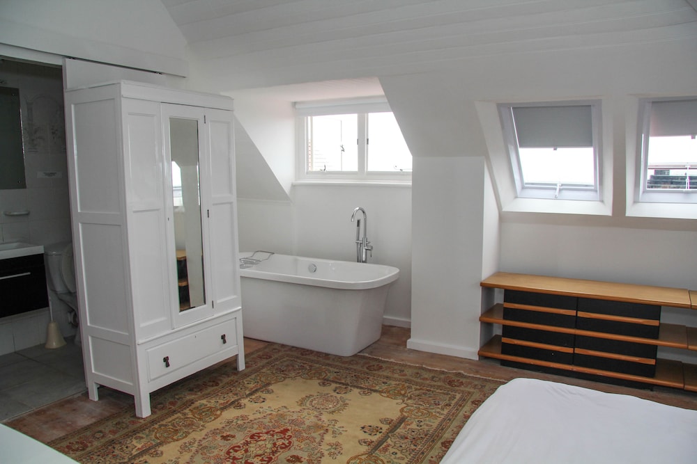 Ashby Manor Guest House 50/50