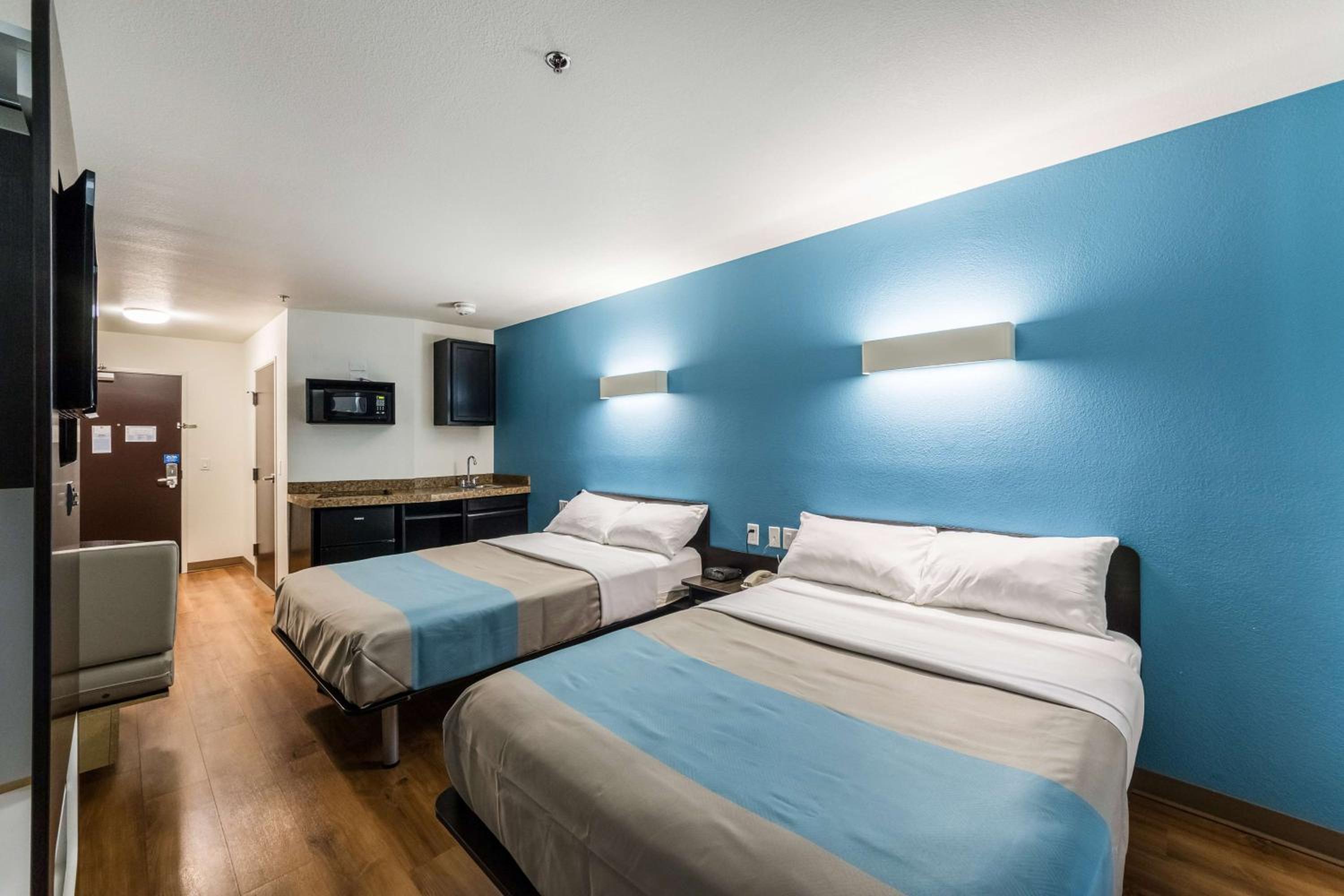 ROOM, QUADRUPLE