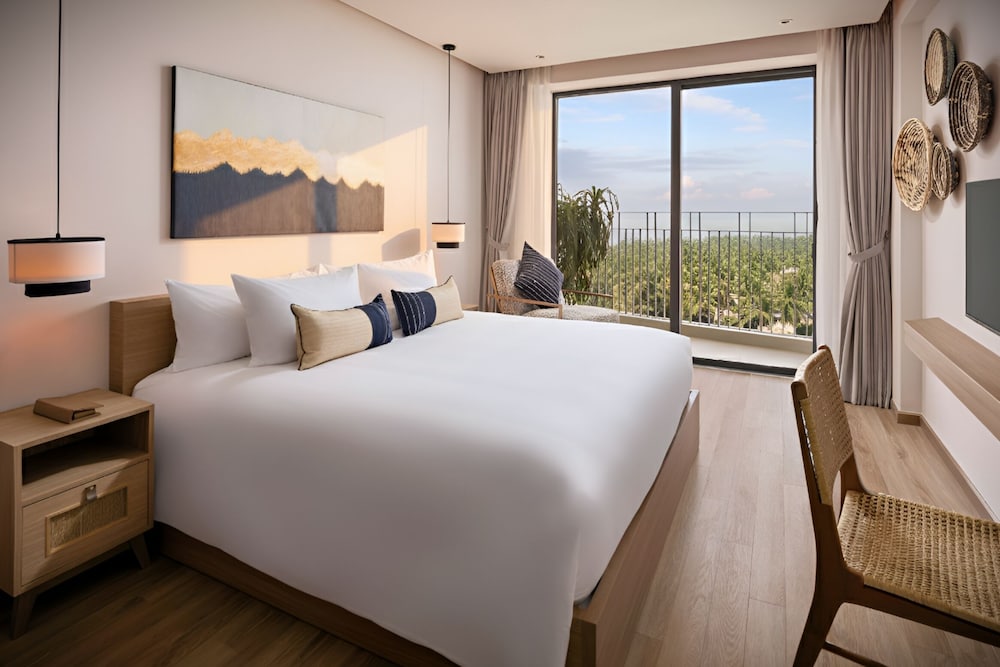 SUPERIOR, KING BED, PARTIAL OCEAN VIEW