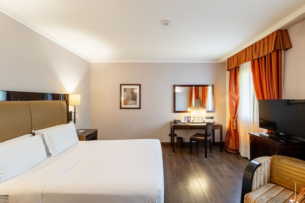 EXECUTIVE, SUITE