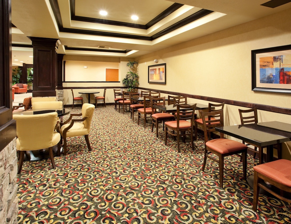Holiday Inn Express Hotel & Suites Lincoln-Roseville Area 59/71