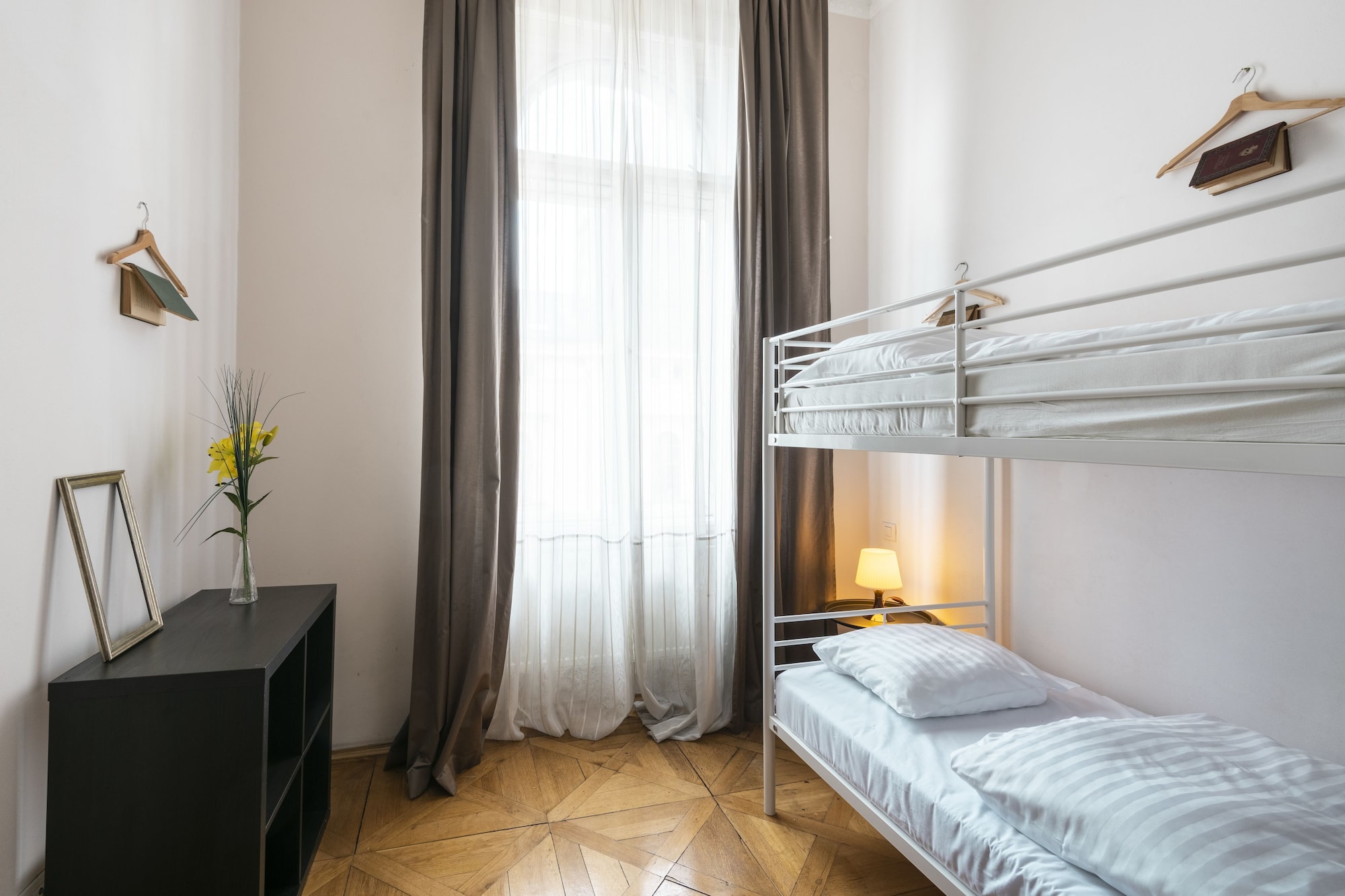 2 BEDROOMS, TRADITIONAL, APARTMENT, KITCHEN