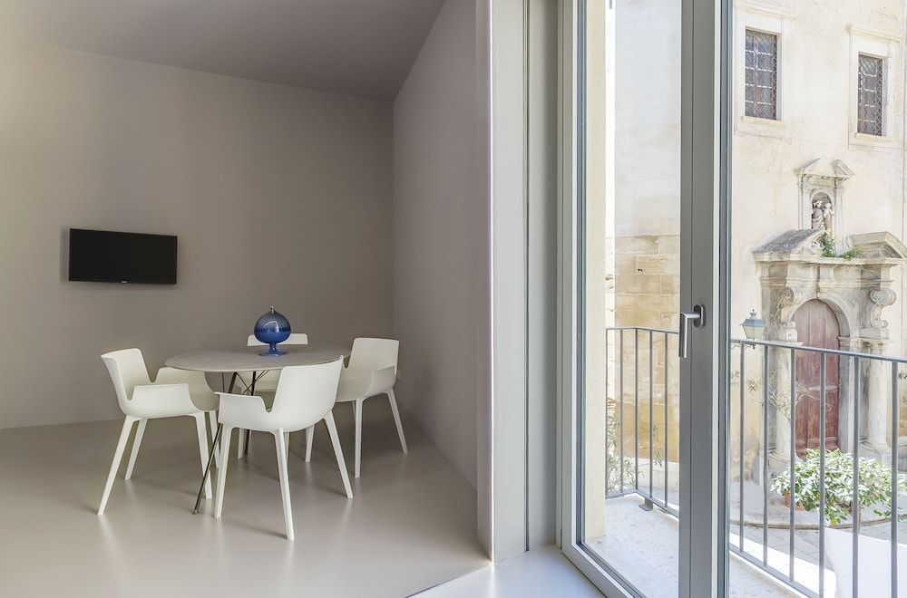 Five Place Design Suite & Apartments 44/58