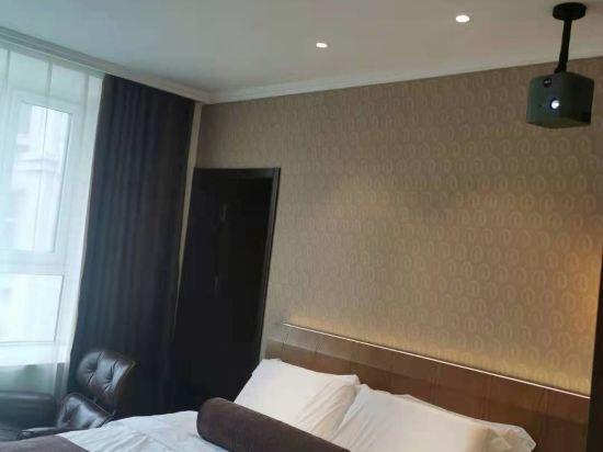 Feature, Queen Bed