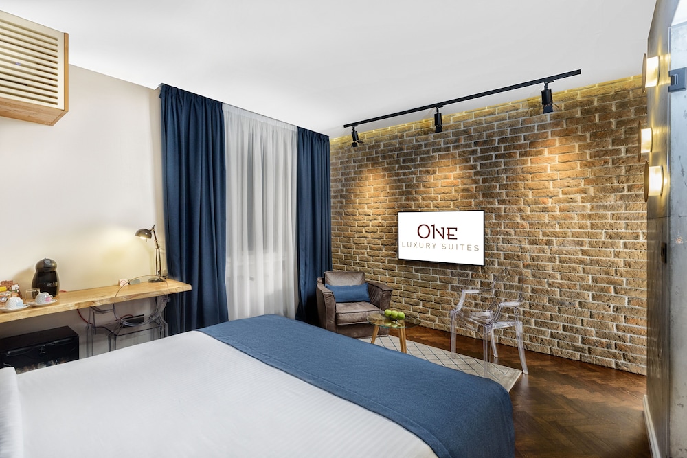 One Luxury Suites 8/72