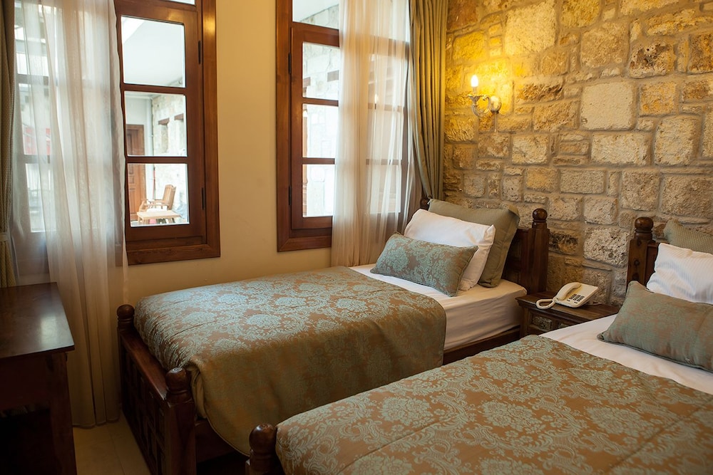 La Petra Hotel 8/40