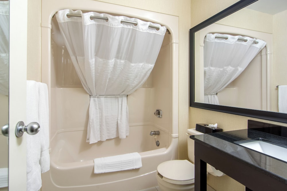 غرفة بسرير كينج، Comfort Inn Orillia 2/2