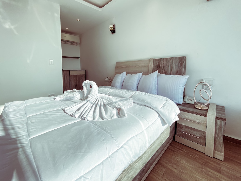 DELUXE, SUITE, KING BED, PYRAMIDS VIEW