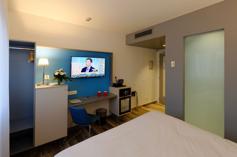 COMFORT, TWIN BEDS