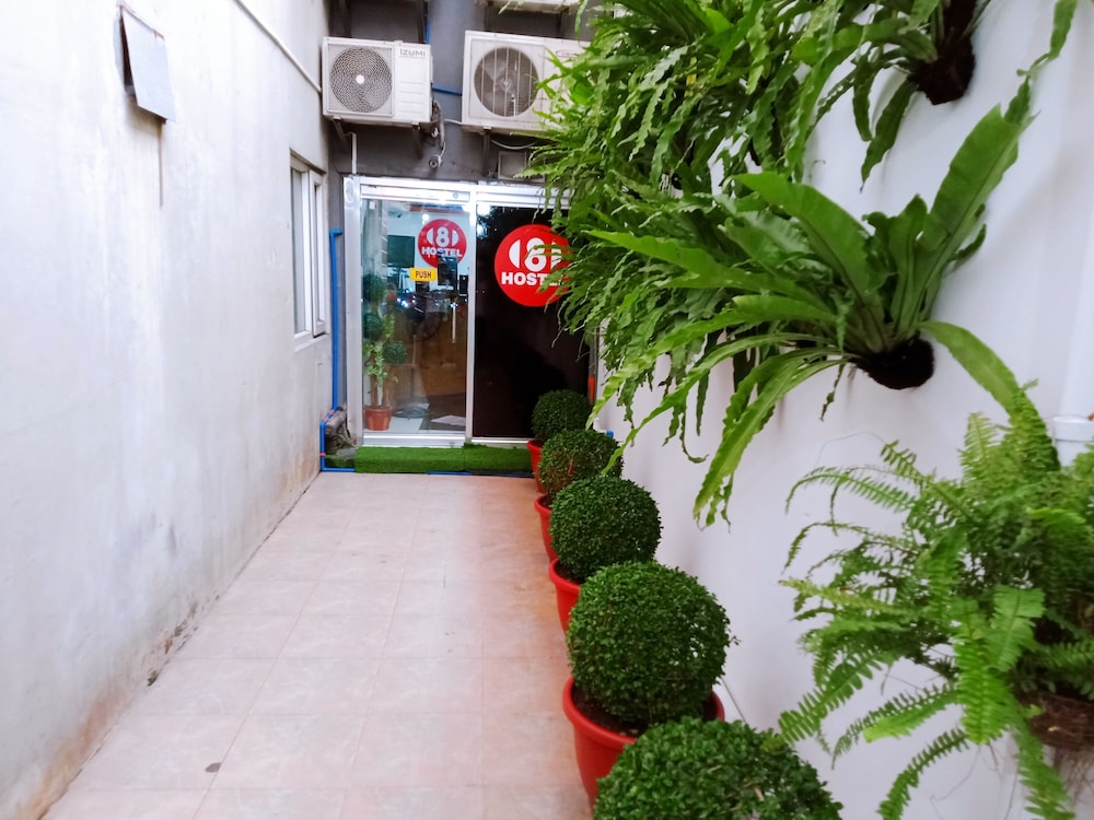 8Hostel 48/50
