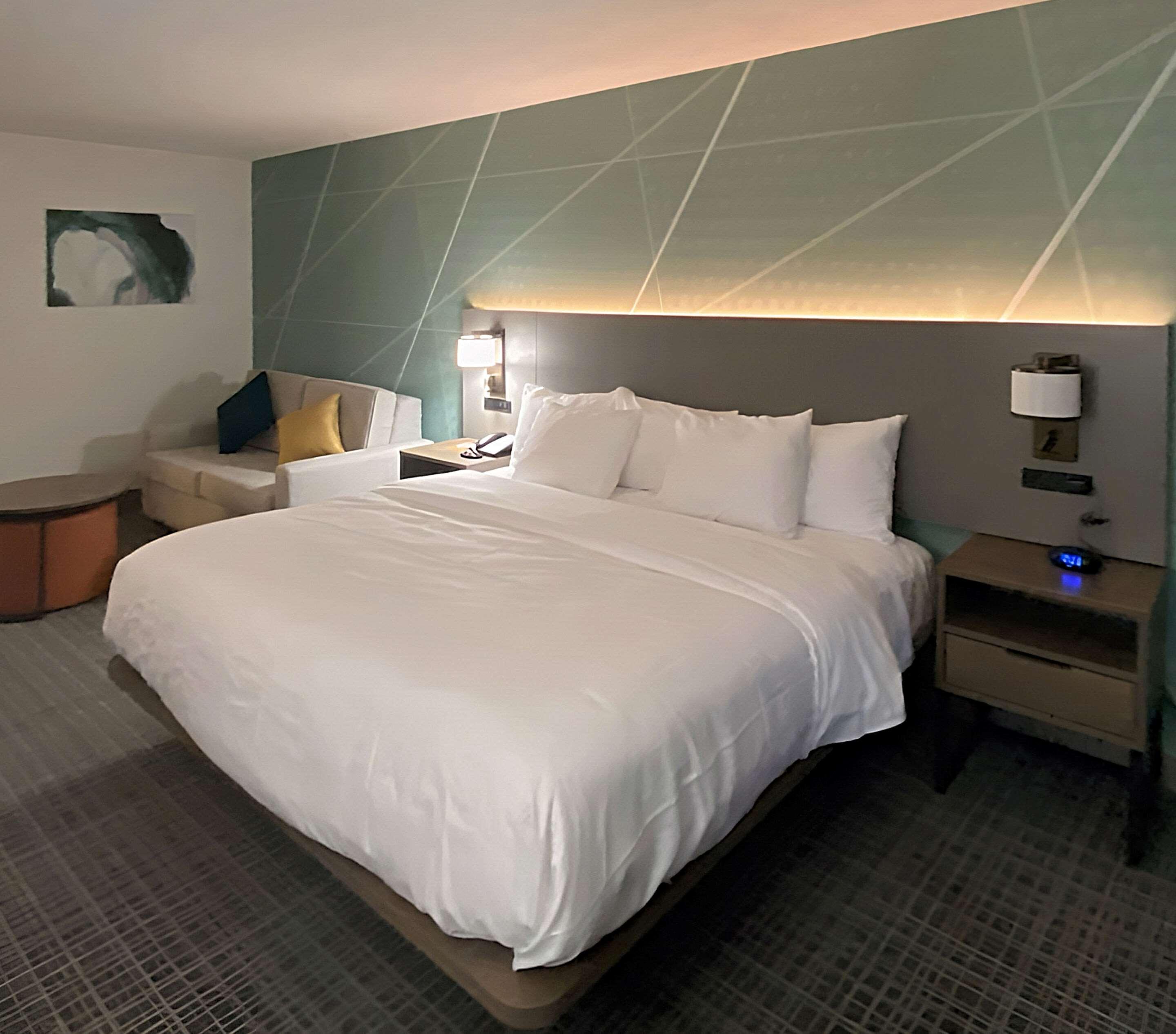 ROOM, KING BED