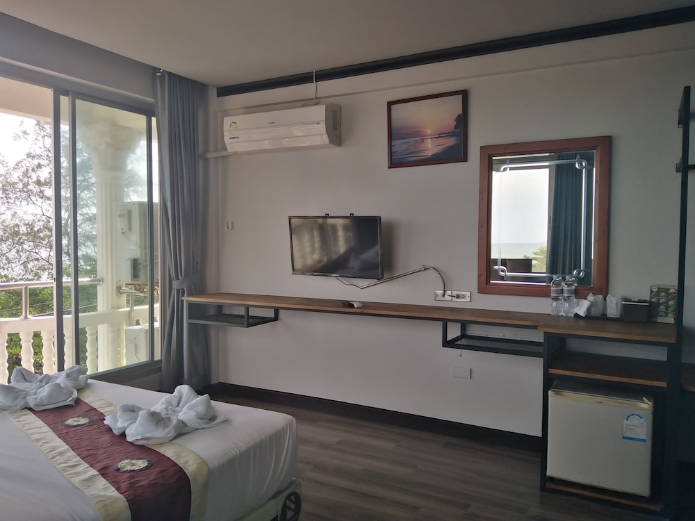 Pimpimarn Beach Hotel 36/66