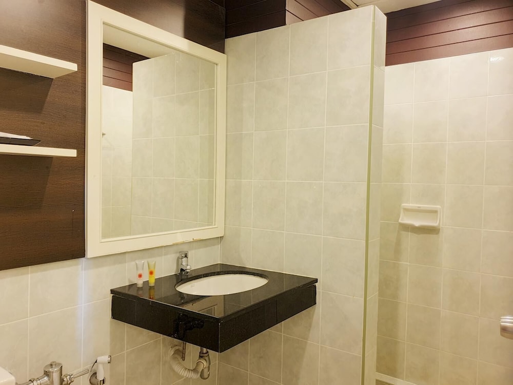 New Travel Lodge Hotel 33/63