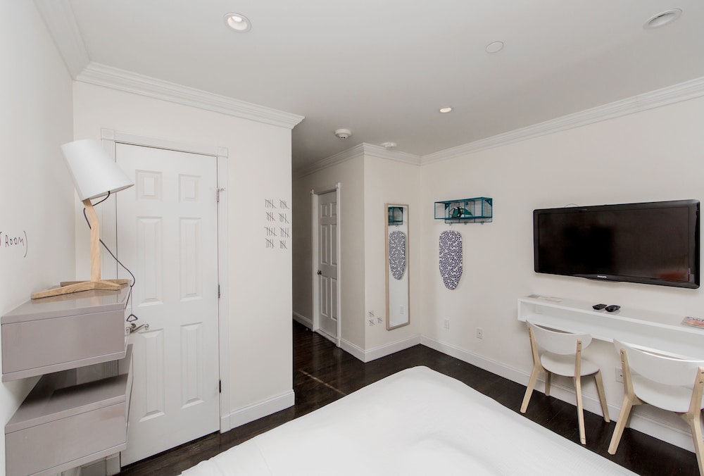 STANDARD, QUEEN BED, KITCHENETTE