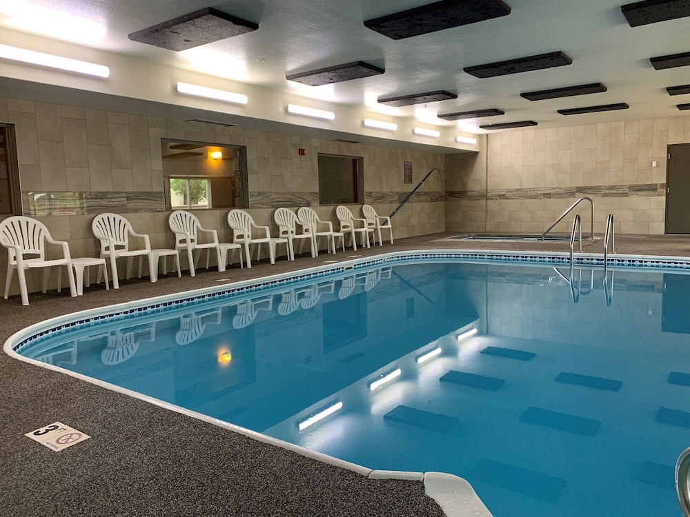 Expressway Suites Bismarck 37/65