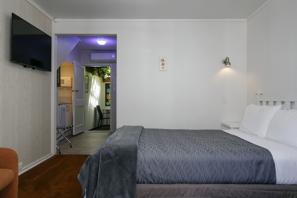 EXCLUSIVE, STUDIO, SUITE, QUEEN BED, HOT TUB, GROUND FLOOR