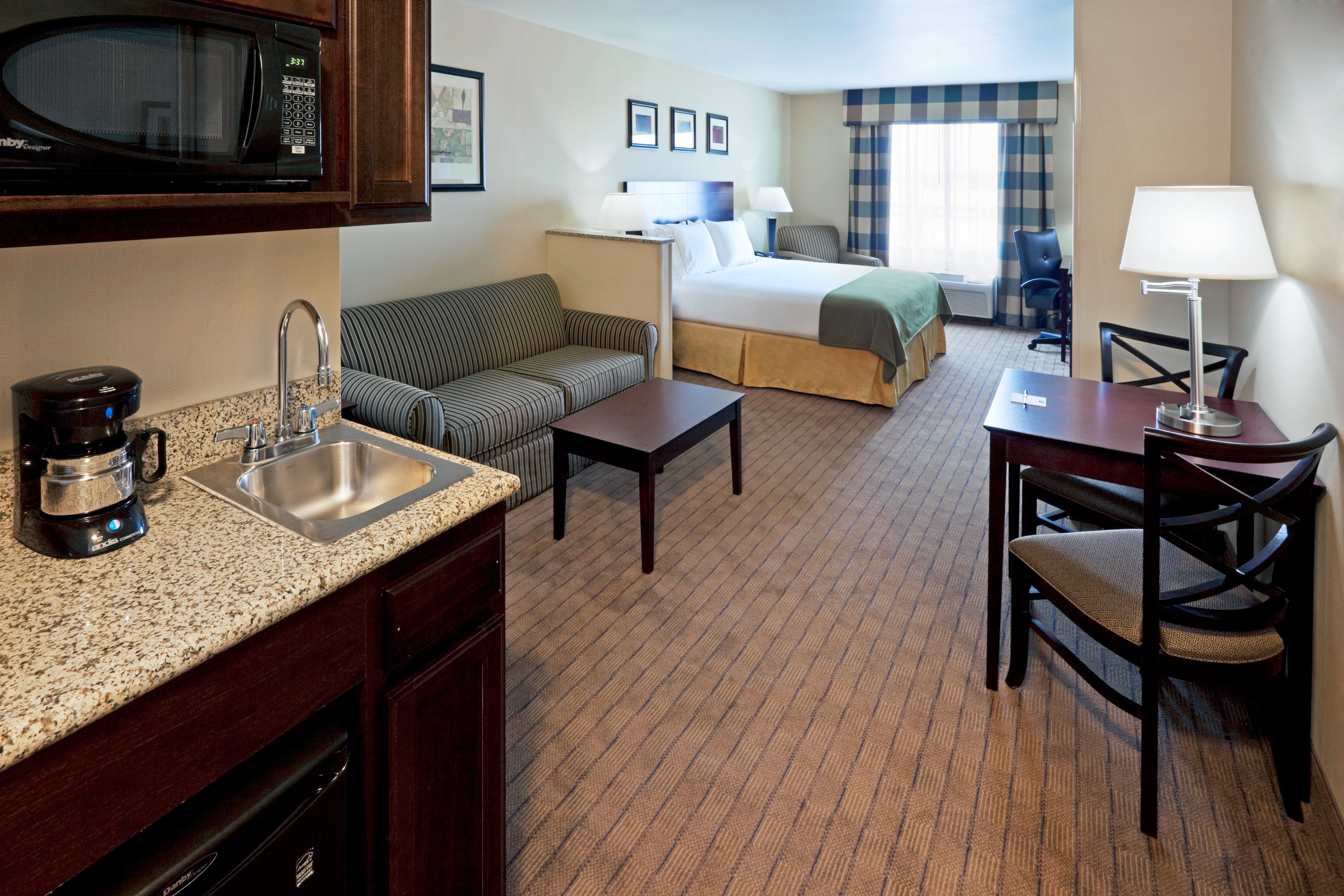 Holiday Inn Express & Suites Syracuse North - Airport Area 48/68
