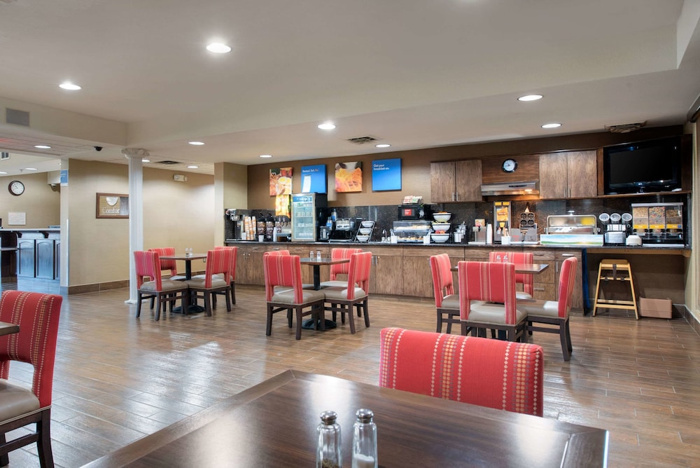 Comfort Inn Fremont, IN 32/39
