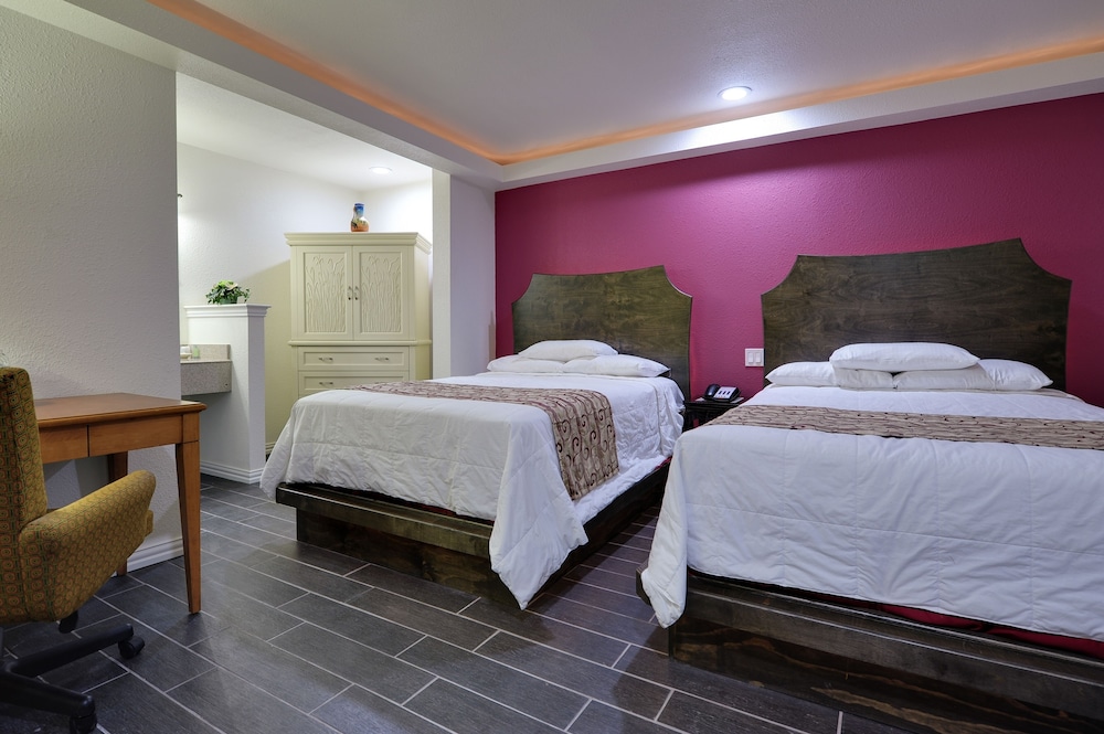 Romantic Inn Suites 25/43