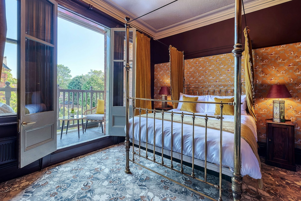 FOUR POSTER, DOUBLE BED, BALCONY