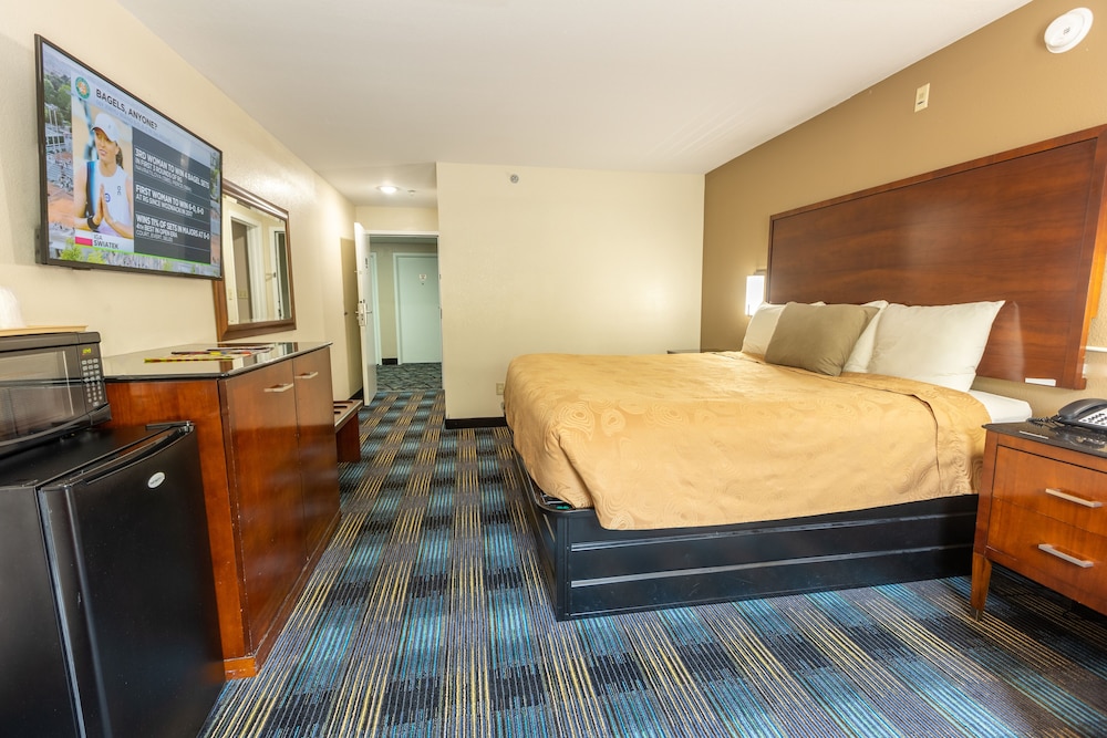 DELUXE, KING BED, ACCESSIBLE