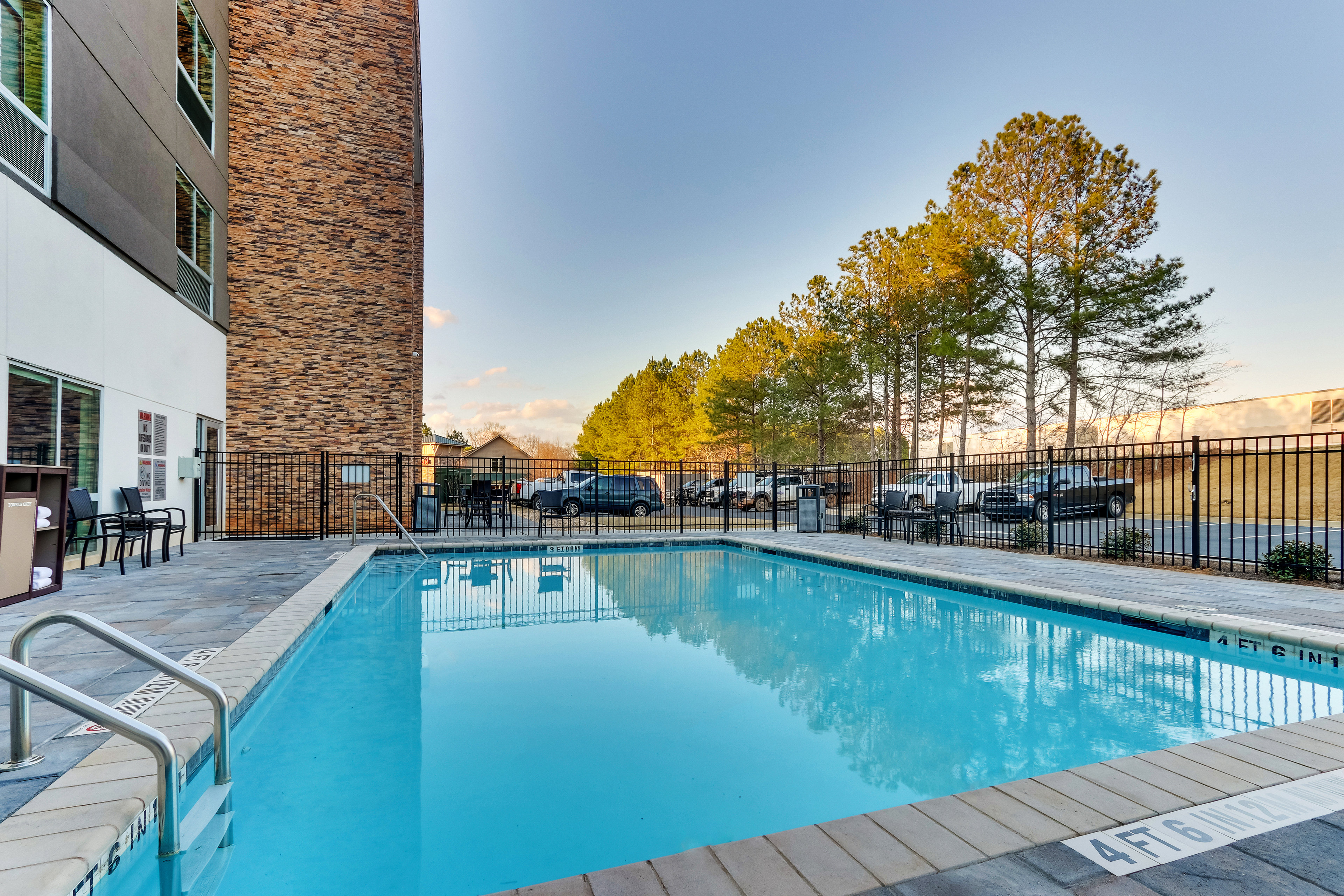 Holiday Inn Express and Suites Dawsonville 40/74