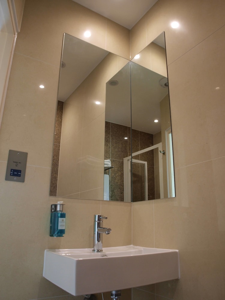 Simply Rooms & Suites 39/40
