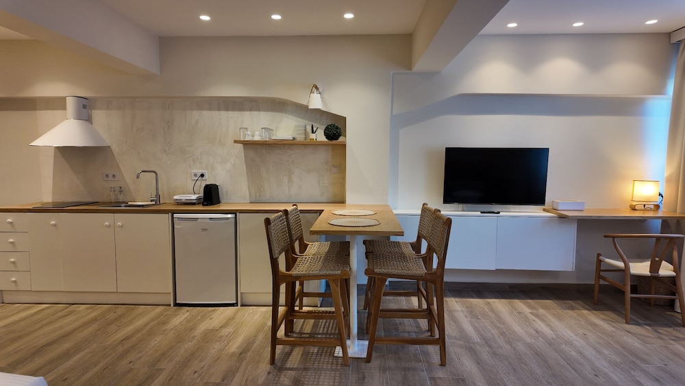 Euphoria Apartments 45/56
