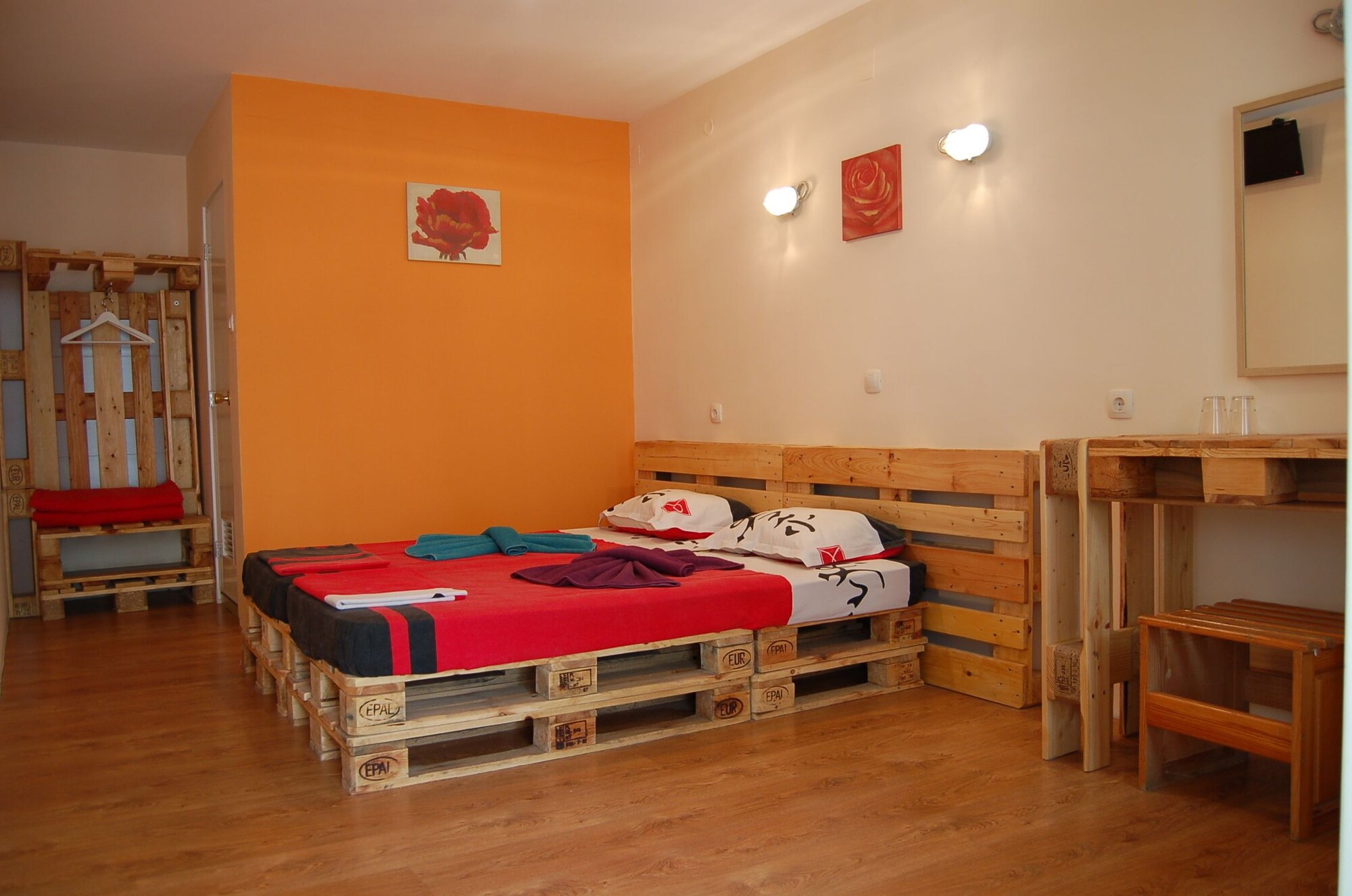 ROOM, DOUBLE BED