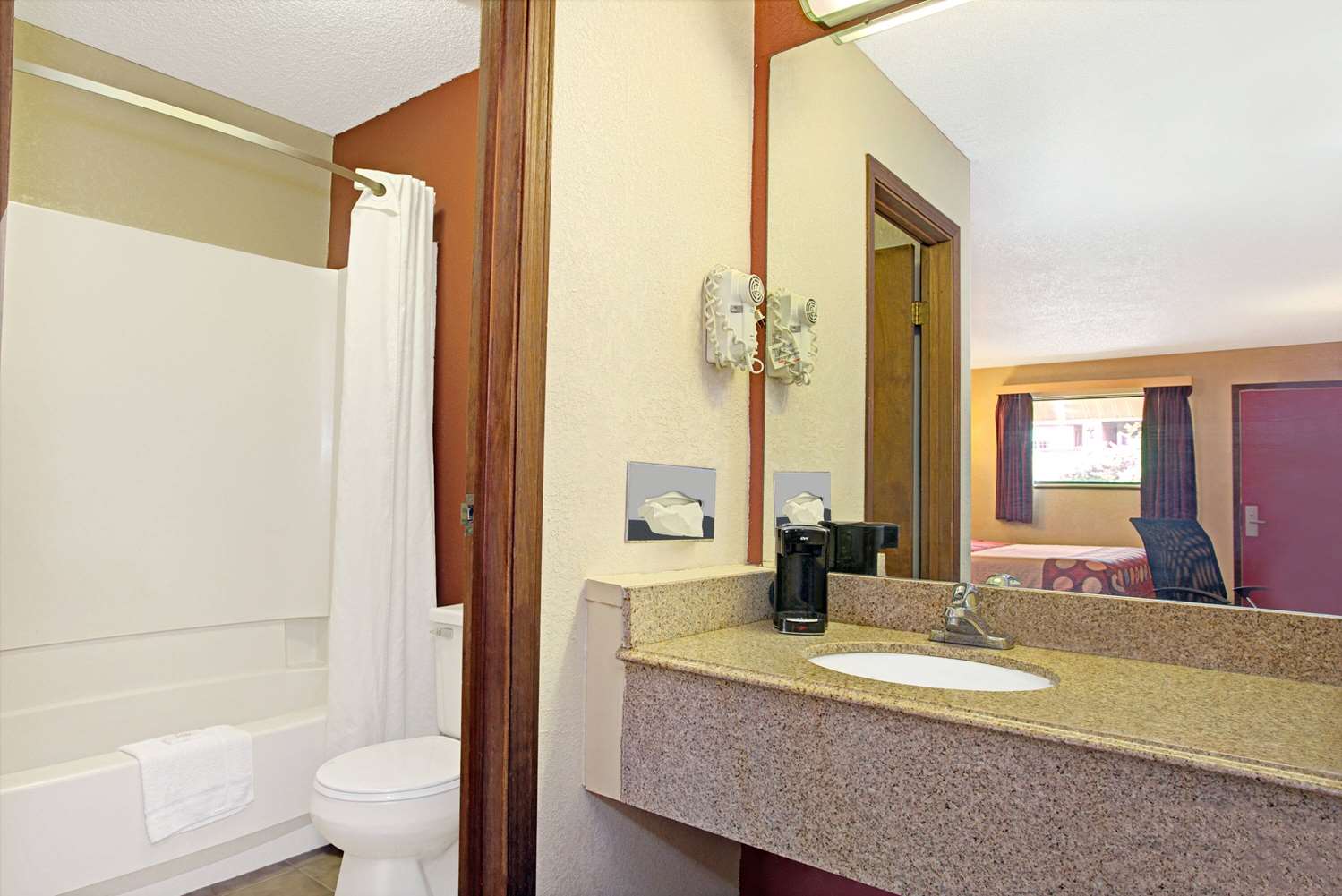 Super 8 by Wyndham Cincinnati/Springdale OH 15/17