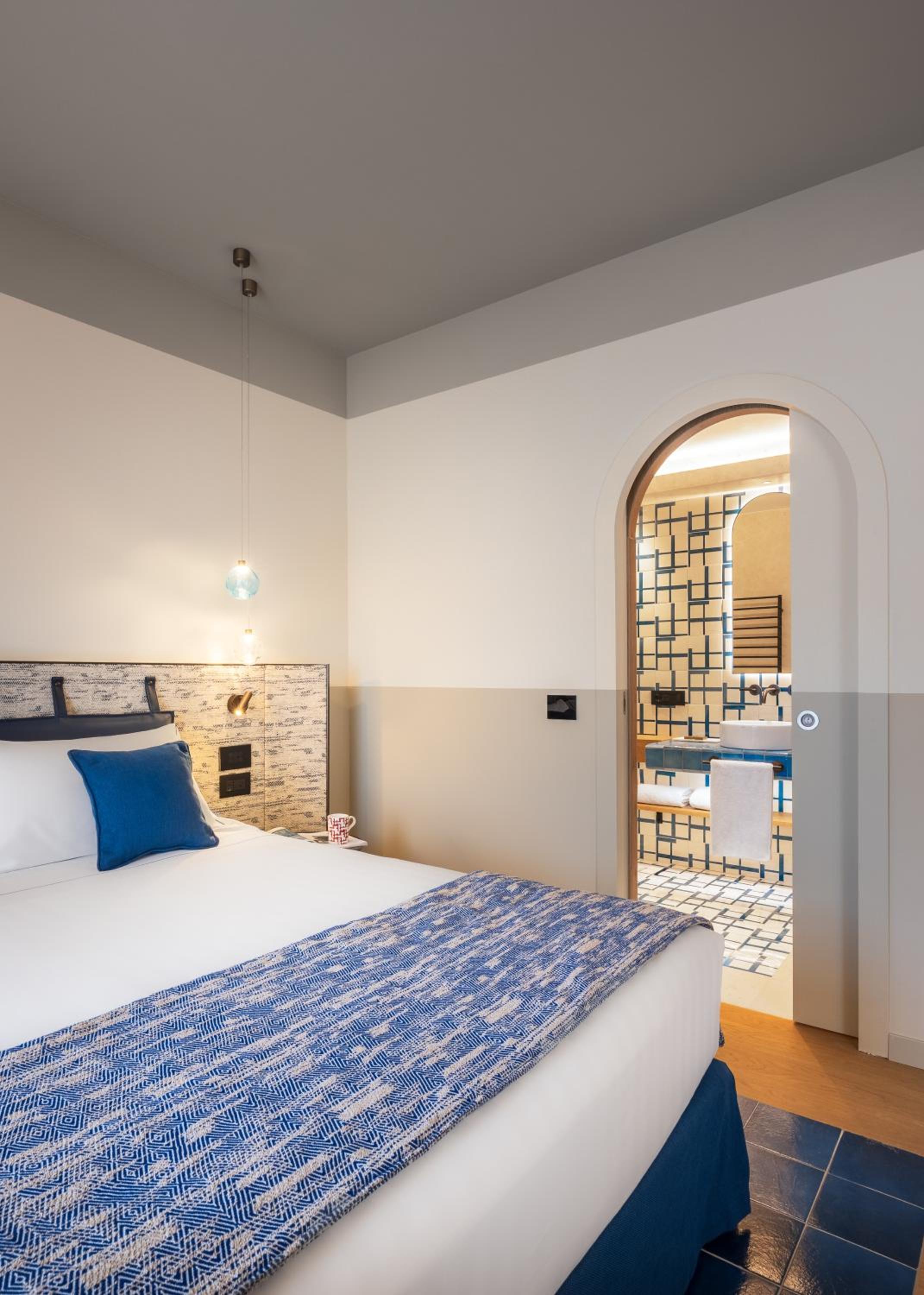 1 BEDROOM, SUITE