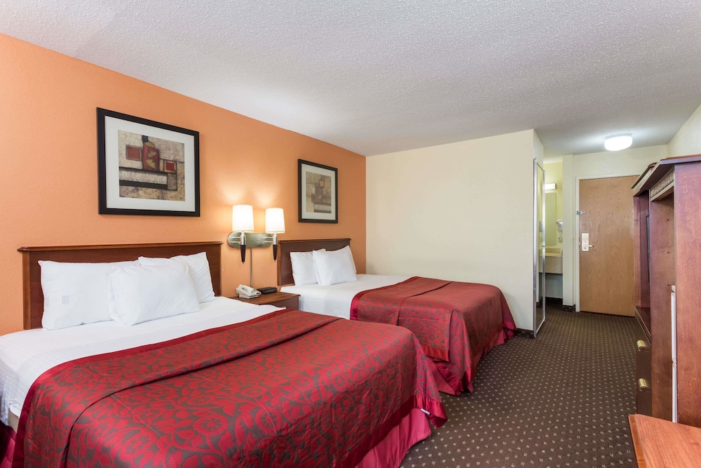 Days Inn Suites By Wyndham Bloomington Normal Il 10/45