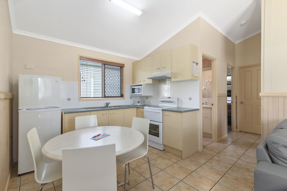 ASHMORE PALMS HOLIDAY VILLAGE 36/78