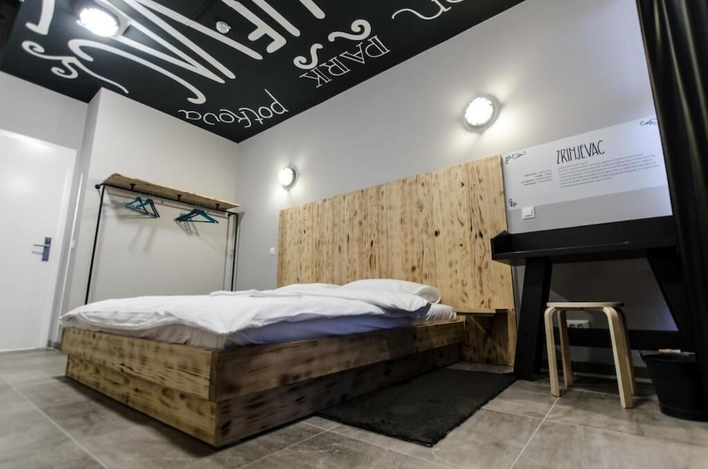 Main Square Hostel 20/40