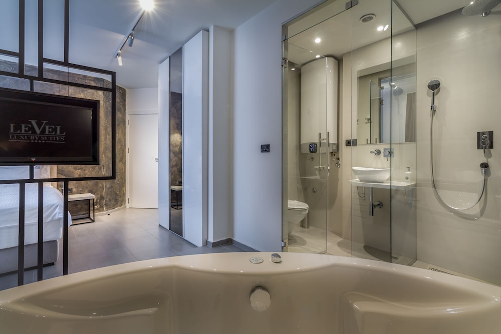 Level Luxury Suites 7/55