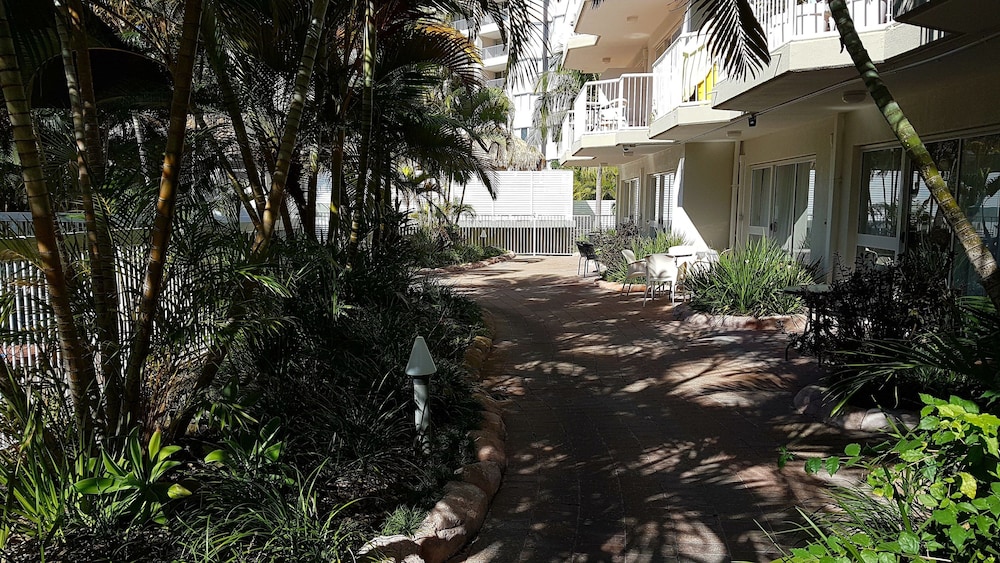 Outrigger Resort 68/76