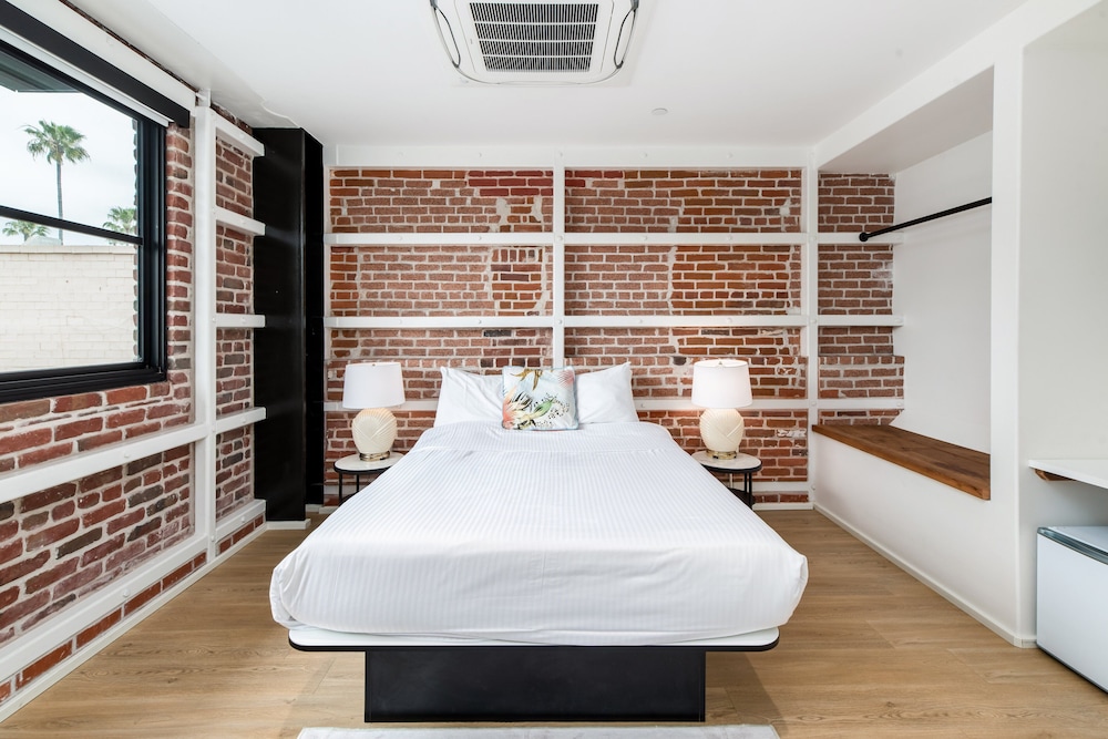 The Brick Hotel 22/50
