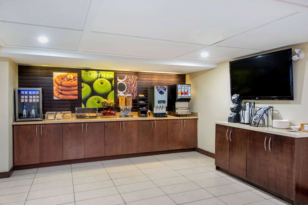 La Quinta Inn & Suites by Wyndham Oshawa 6/48