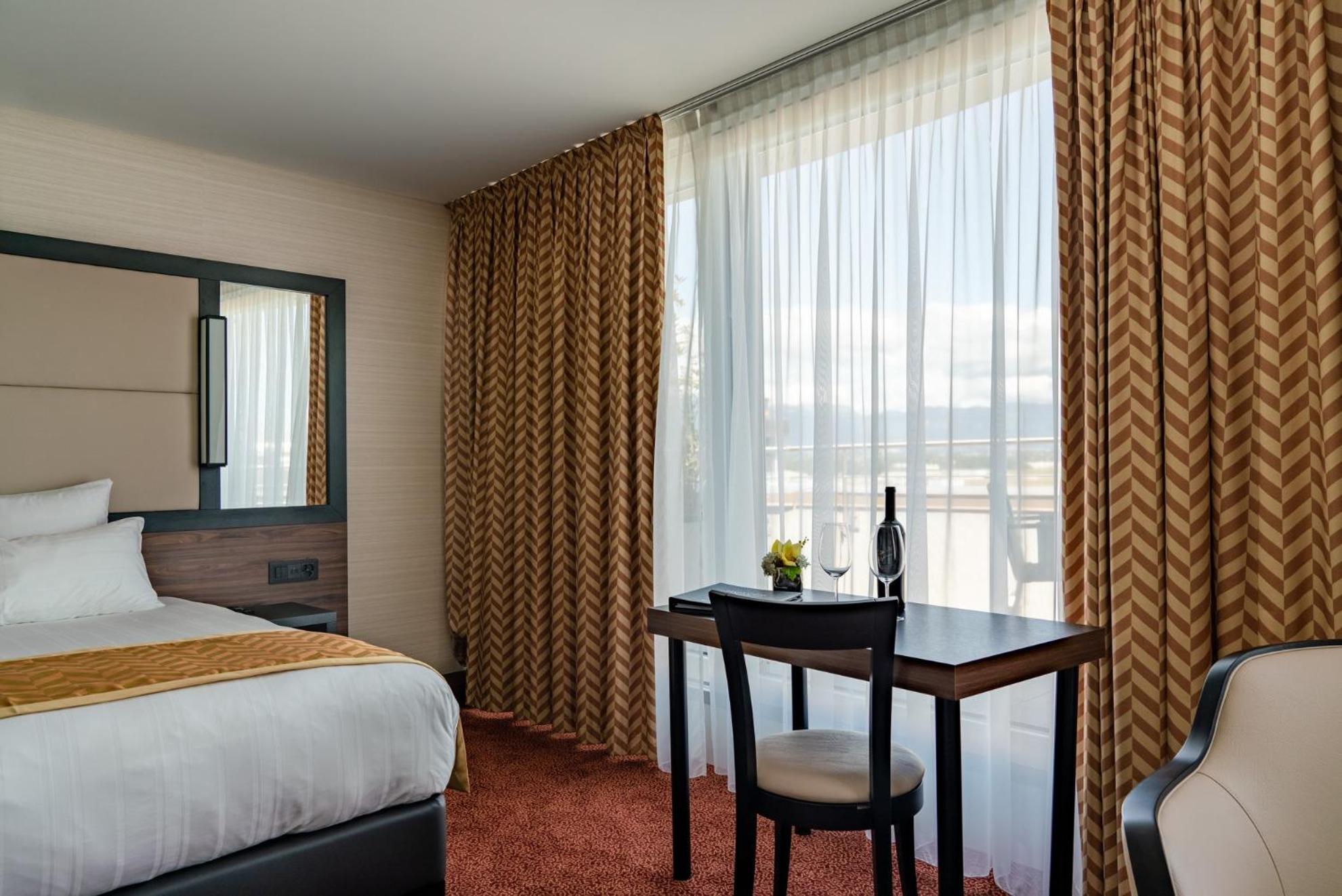 Suite, King Bed, Terrace 3/3