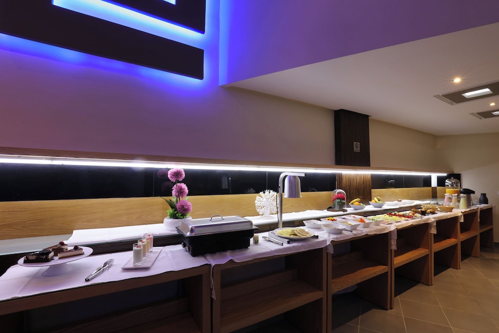 Silver Suites Hotel & Spa 52/63