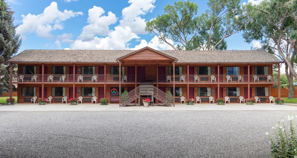 Austin\'s Chuckwagon Motel 2/41