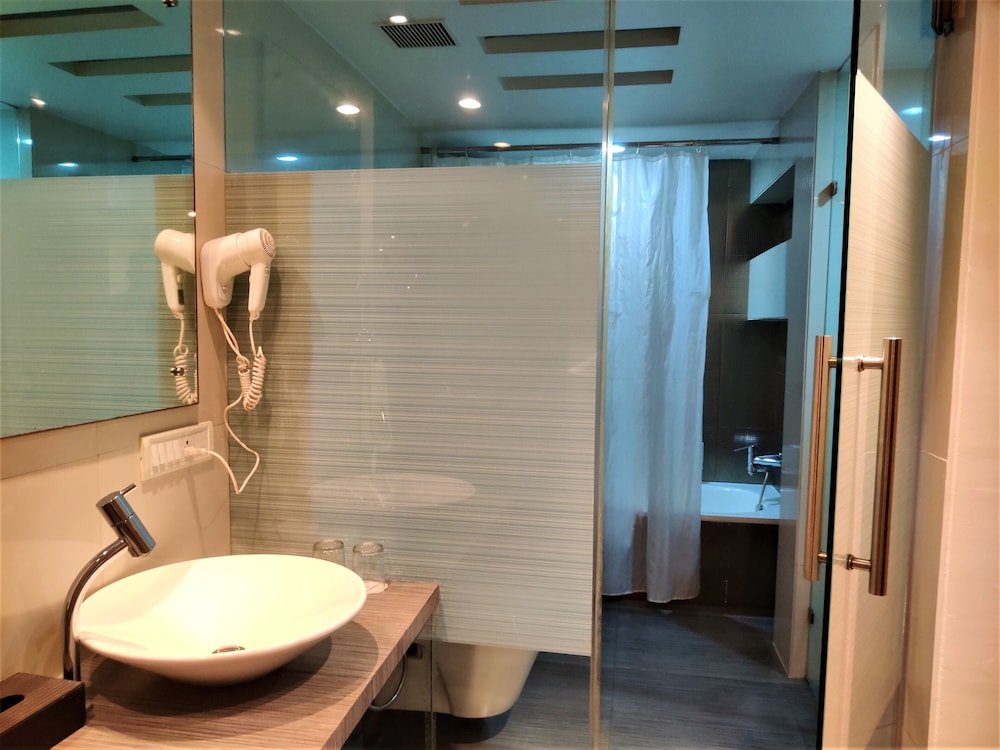 Hotel Satkar Residency 42/43