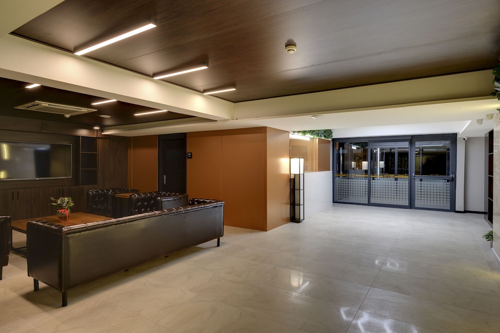 Leo Suites Hotel 5/37