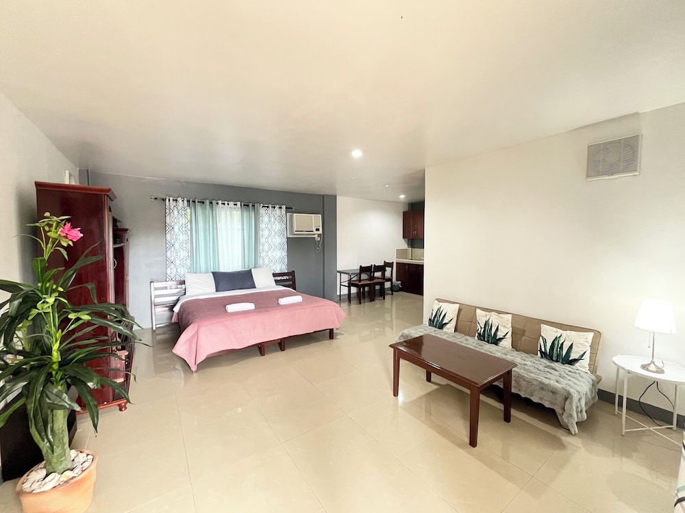 Conrada's Place Hotel And Resort 51/67