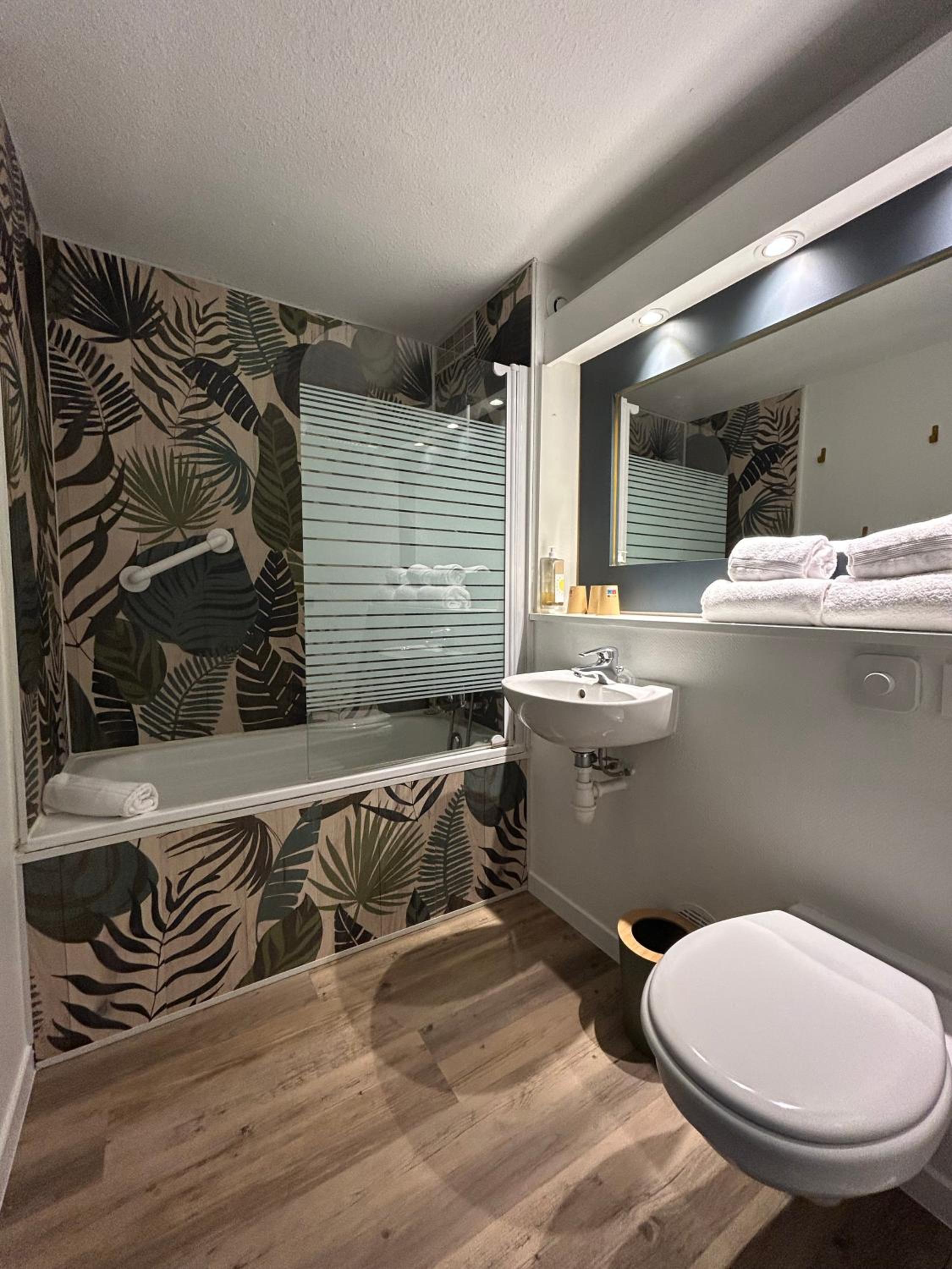 Pop, Family, 1 Queen and 3 Single Beds، greet Hotel Belleville en Beaujolais A6 10/10