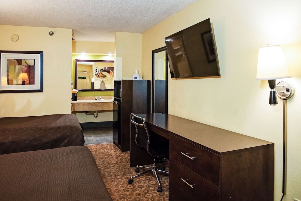 Rodeway Inn & Suites Clarksville near Governors Square Mall 20/22