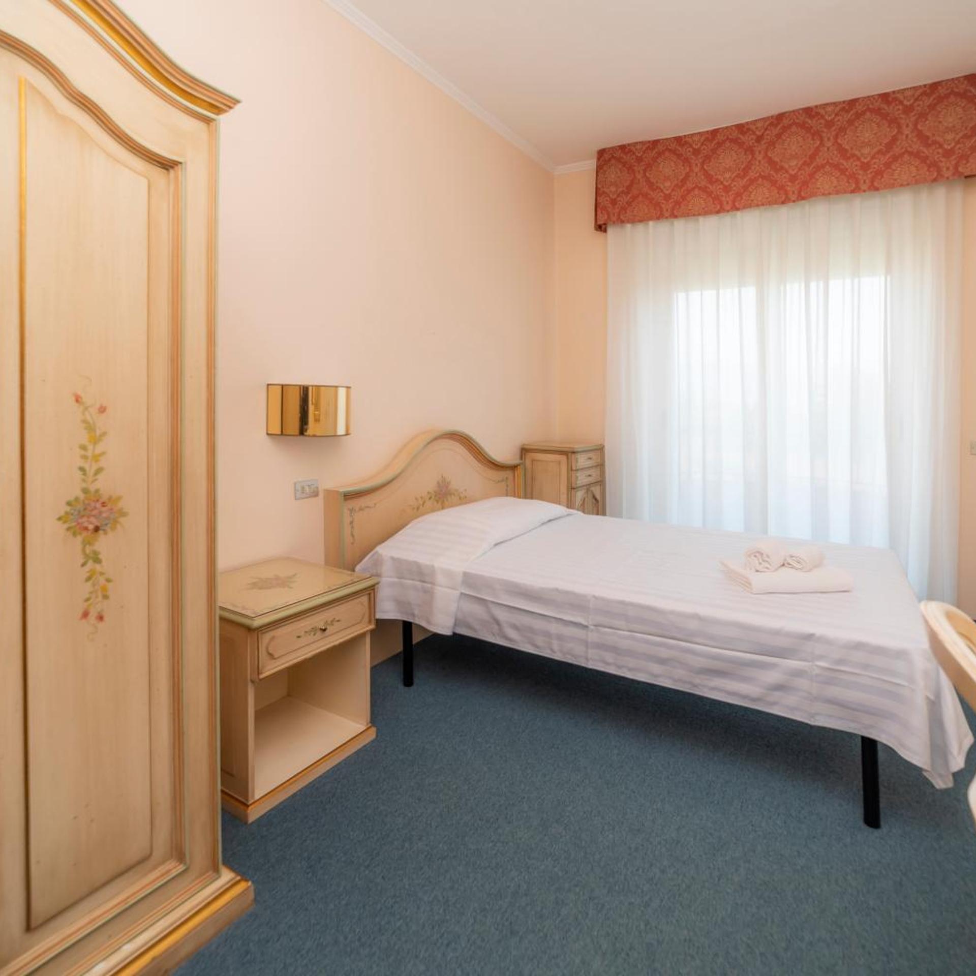 ROOM, SINGLE
