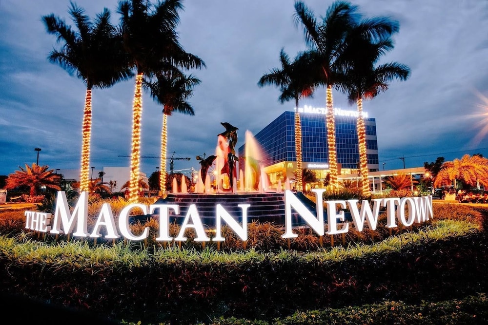 CSuites at 8 Newtown Residences 50/50